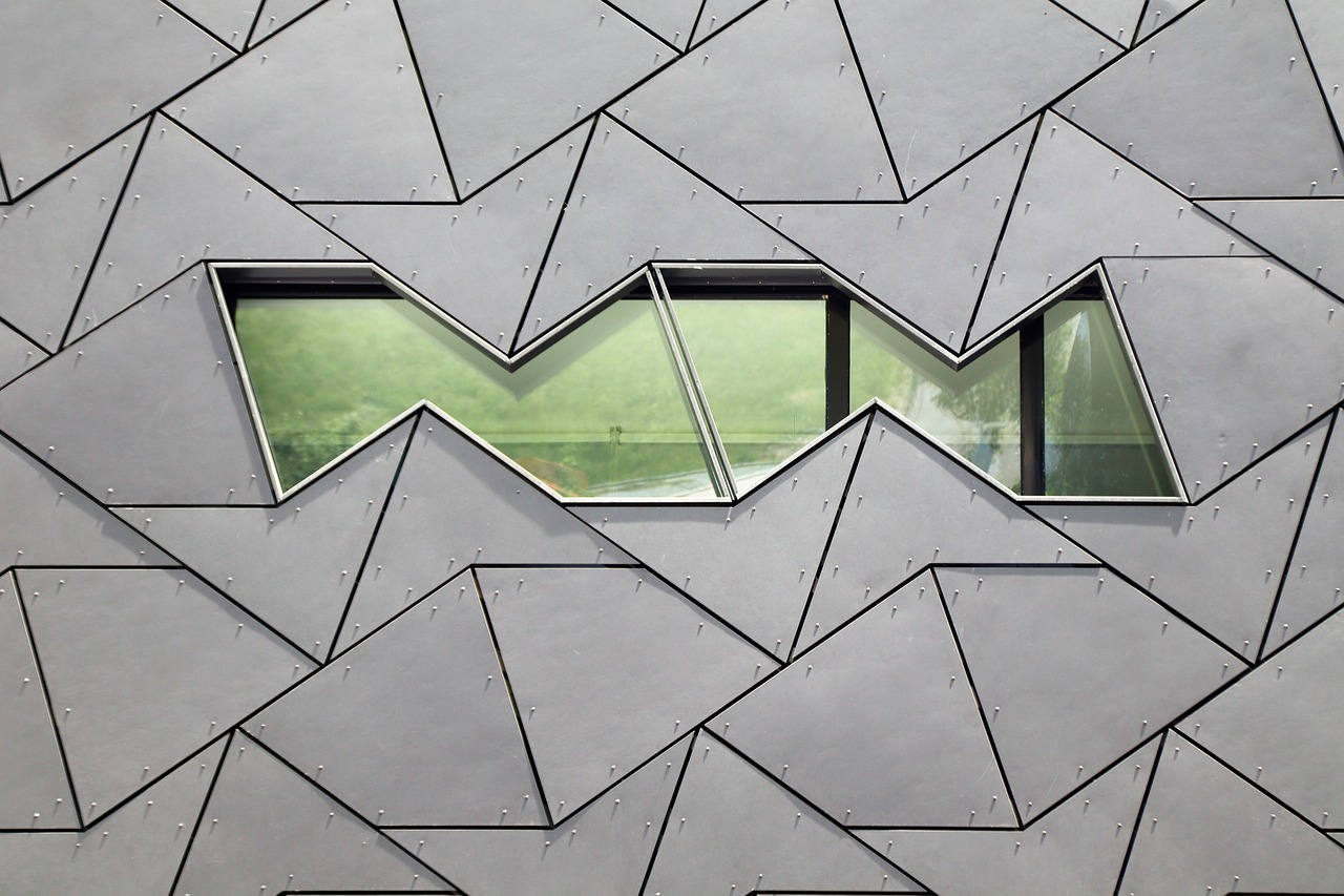 Een modern gebouw met draaibare gevelpanelen